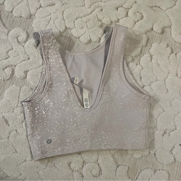 Lululemon reflective woman’s cropped top - Picture 2 of 3
